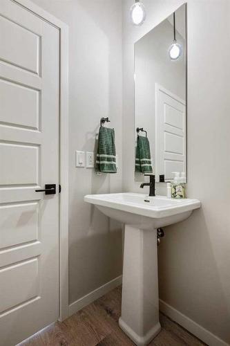 25 Creekside Boulevard Sw, Calgary, AB - Indoor Photo Showing Bathroom