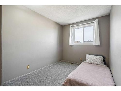 6479 54 Street Ne, Calgary, AB - Indoor Photo Showing Bedroom