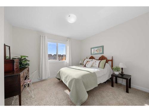 98 Williamstown Landing Nw, Airdrie, AB - Indoor Photo Showing Bedroom