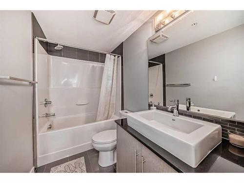 1113-11 Mahogany Row Se, Calgary, AB - Indoor Photo Showing Bathroom