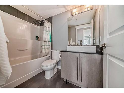 1113-11 Mahogany Row Se, Calgary, AB - Indoor Photo Showing Bathroom