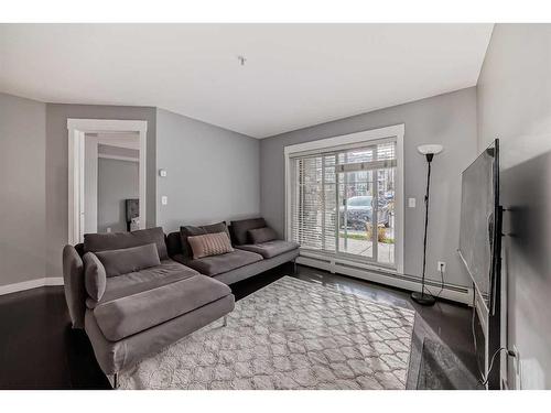 1113-11 Mahogany Row Se, Calgary, AB - Indoor Photo Showing Living Room