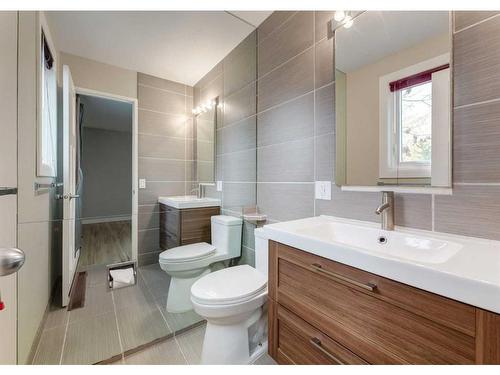 308 Silvergrove Bay Nw, Calgary, AB - Indoor Photo Showing Bathroom