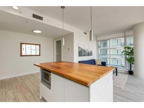 2204-1188 3 Street Se, Calgary, AB - Indoor Photo Showing Kitchen