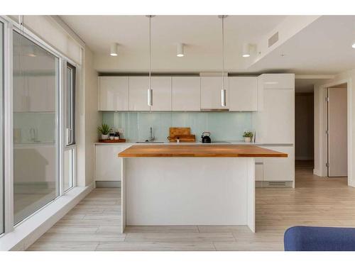 2204-1188 3 Street Se, Calgary, AB - Indoor Photo Showing Kitchen