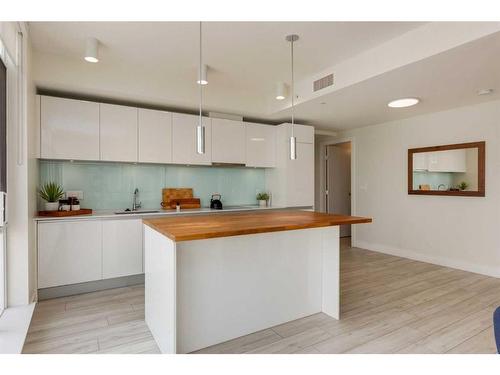 2204-1188 3 Street Se, Calgary, AB - Indoor Photo Showing Kitchen