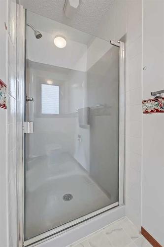 24 Del Ray Place Ne, Calgary, AB - Indoor Photo Showing Bathroom