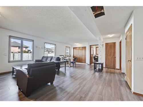 24 Del Ray Place Ne, Calgary, AB - Indoor Photo Showing Living Room