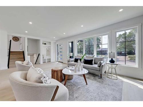 38 Glenside Drive Sw, Calgary, AB - Indoor Photo Showing Living Room