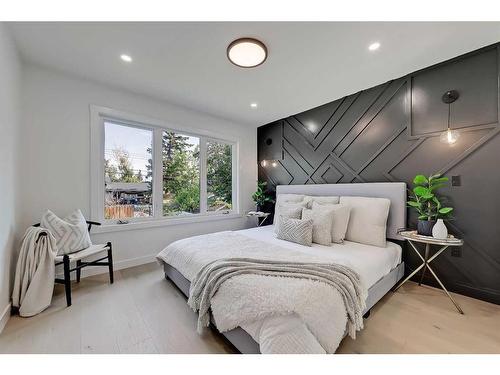 38 Glenside Drive Sw, Calgary, AB - Indoor Photo Showing Bedroom