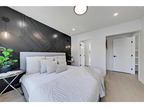 38 Glenside Drive Sw, Calgary, AB - Indoor Photo Showing Bedroom