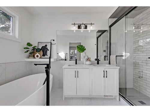 38 Glenside Drive Sw, Calgary, AB - Indoor Photo Showing Bathroom