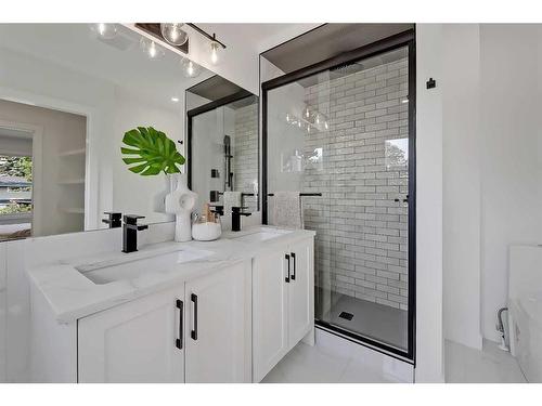 38 Glenside Drive Sw, Calgary, AB - Indoor Photo Showing Bathroom