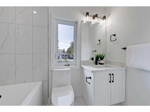 38 Glenside Drive Sw, Calgary, AB - Indoor Photo Showing Bathroom