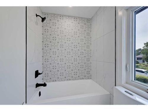 38 Glenside Drive Sw, Calgary, AB - Indoor Photo Showing Bathroom