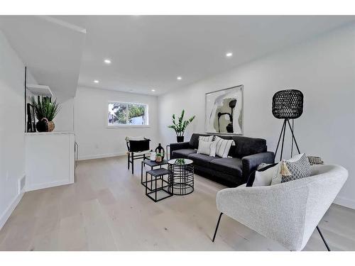 38 Glenside Drive Sw, Calgary, AB - Indoor Photo Showing Living Room