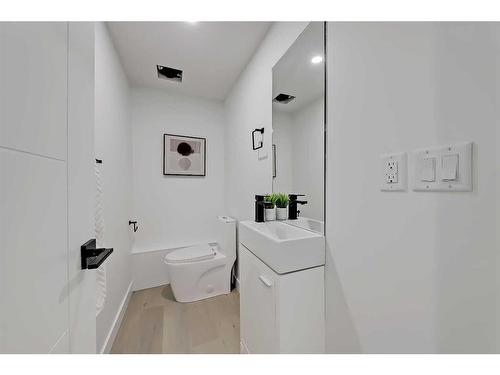 38 Glenside Drive Sw, Calgary, AB - Indoor Photo Showing Bathroom