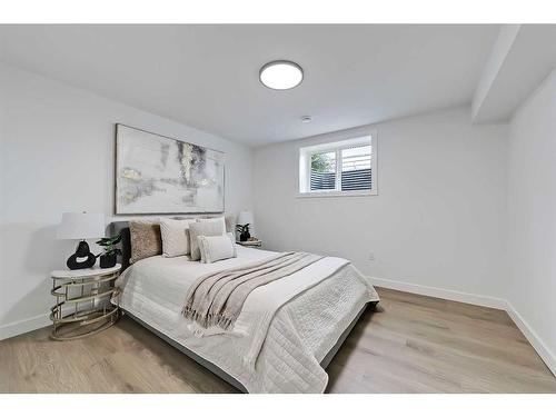 38 Glenside Drive Sw, Calgary, AB - Indoor Photo Showing Bedroom