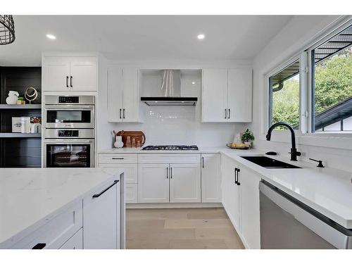 38 Glenside Drive Sw, Calgary, AB - Indoor Photo Showing Kitchen With Upgraded Kitchen