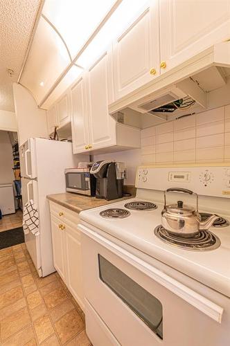 2112-20 Harvest Rose Park Ne, Calgary, AB - Indoor Photo Showing Kitchen