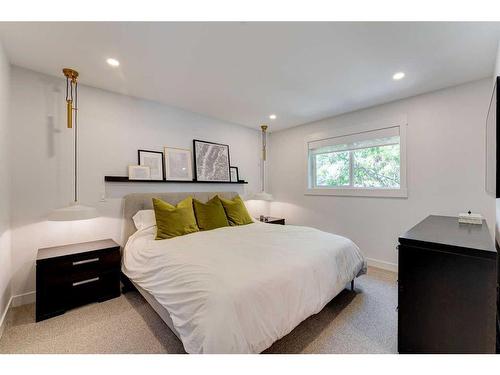 2213 26A Street Sw, Calgary, AB - Indoor Photo Showing Bedroom