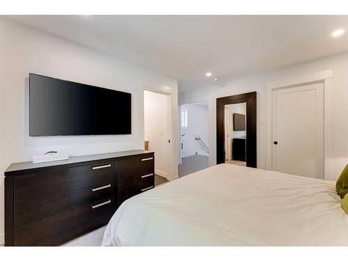 2213 26A Street Sw, Calgary, AB - Indoor Photo Showing Bedroom