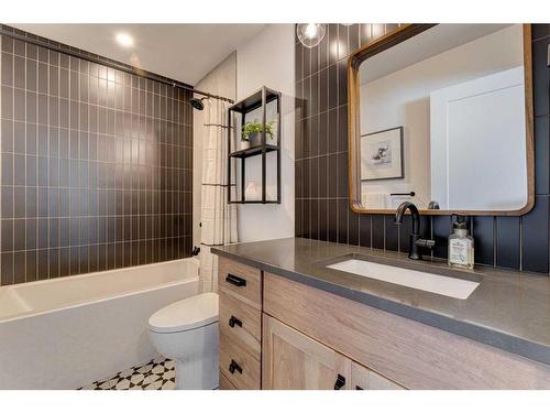 2213 26A Street Sw, Calgary, AB - Indoor Photo Showing Bathroom