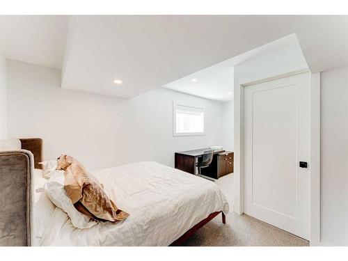 2213 26A Street Sw, Calgary, AB - Indoor Photo Showing Bedroom