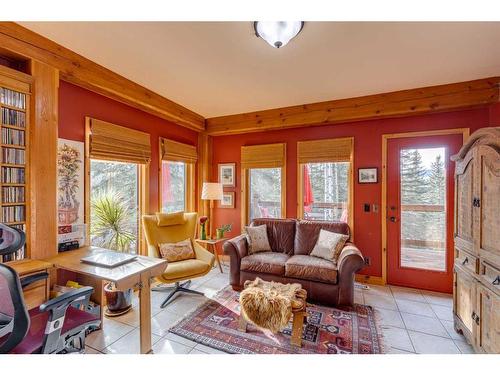 100-352246 242 Avenue West, Rural Foothills County, AB - Indoor Photo Showing Living Room