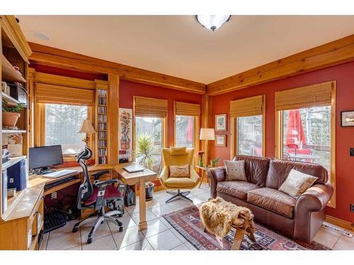 100-352246 242 Avenue West, Rural Foothills County, AB - Indoor Photo Showing Living Room