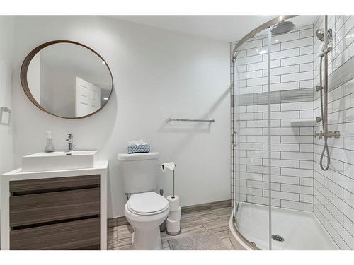 421 River Heights Drive, Cochrane, AB - Indoor Photo Showing Bathroom