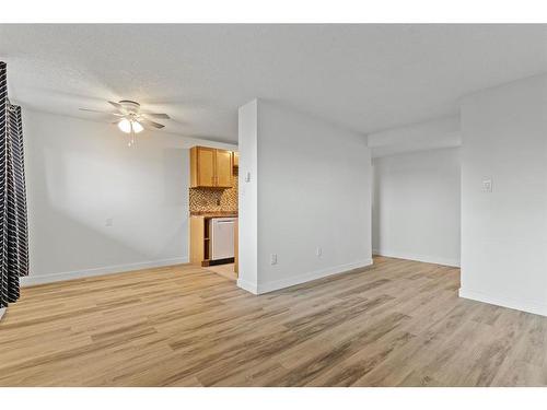 401-11620 Elbow Drive Sw, Calgary, AB - Indoor Photo Showing Other Room