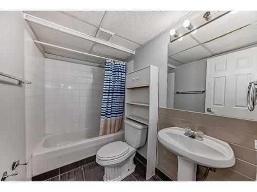 80 Saddlecreek Terrace Ne, Calgary, AB - Indoor Photo Showing Bathroom