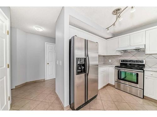 80 Saddlecreek Terrace Ne, Calgary, AB - Indoor Photo Showing Kitchen