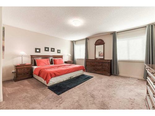 113 Everhollow Rise Sw, Calgary, AB - Indoor Photo Showing Bedroom