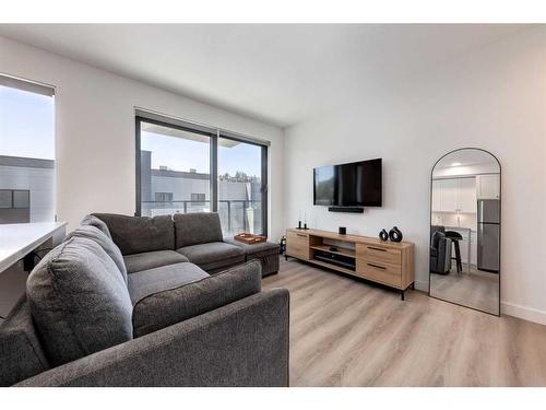 407-123 4 Street Ne, Calgary, AB - Indoor Photo Showing Living Room