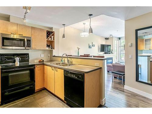 320-315 24 Avenue Sw, Calgary, AB - Indoor Photo Showing Kitchen With Double Sink