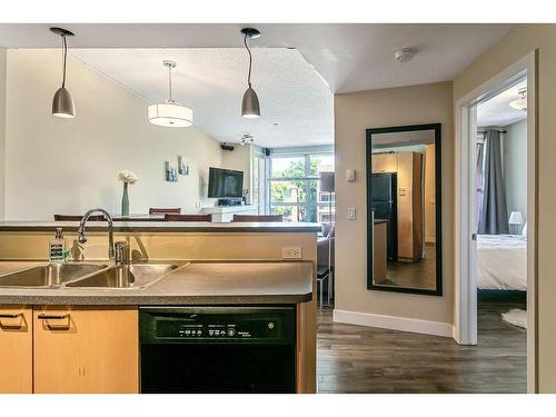 320-315 24 Avenue Sw, Calgary, AB - Indoor Photo Showing Kitchen With Double Sink