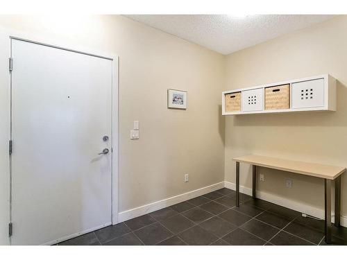 320-315 24 Avenue Sw, Calgary, AB - Indoor Photo Showing Other Room