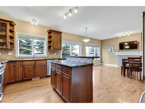 75-39 Strathlea Common Sw, Calgary, AB - Indoor Photo Showing Kitchen