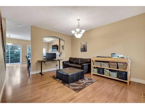 75-39 Strathlea Common Sw, Calgary, AB - Indoor Photo Showing Living Room