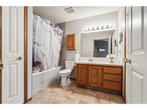 2 Wellington Cove, Strathmore, AB - Indoor Photo Showing Bathroom