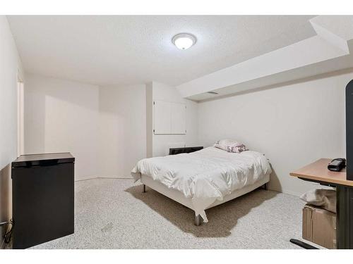 2 Wellington Cove, Strathmore, AB - Indoor Photo Showing Bedroom