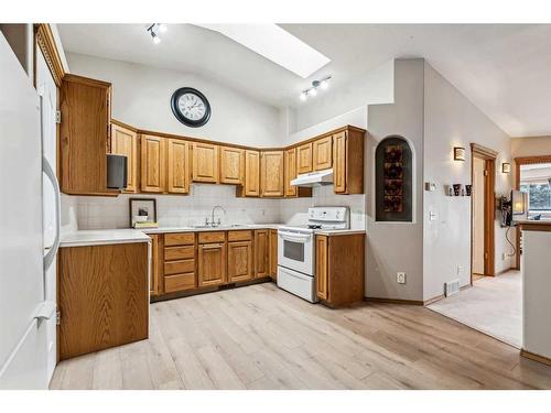 2 Wellington Cove, Strathmore, AB - Indoor Photo Showing Kitchen