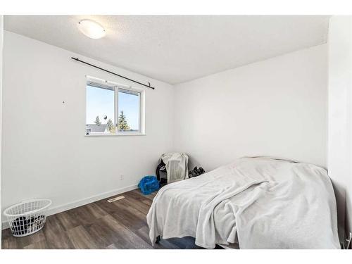 44 Martinwood Mews Ne, Calgary, AB - Indoor Photo Showing Bedroom