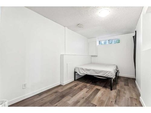 44 Martinwood Mews Ne, Calgary, AB - Indoor Photo Showing Bedroom