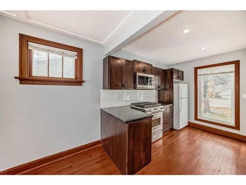 432 20 Street North, Lethbridge, AB - Indoor Photo Showing Kitchen