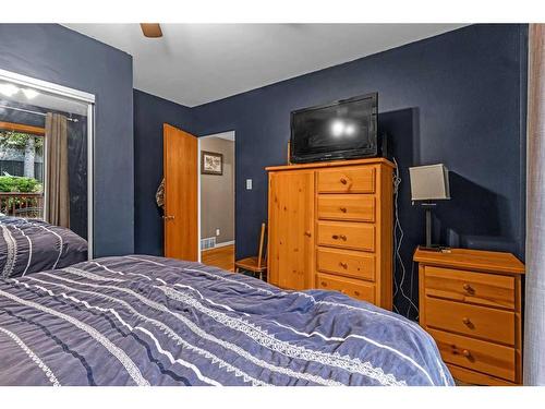 97 Fielding Drive Se, Calgary, AB - Indoor Photo Showing Bedroom