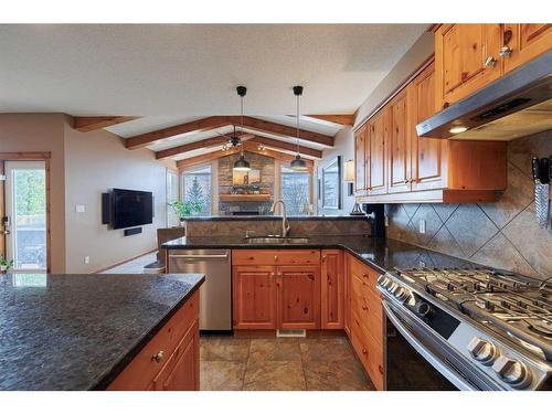 35 Tuscany Reserve Court Nw, Calgary, AB - Indoor Photo Showing Kitchen