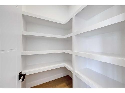 3011 33 Street Sw, Calgary, AB - Indoor With Storage